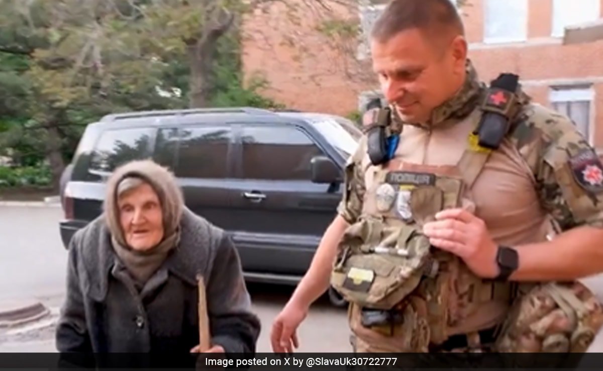 Una mujer ucraniana de 98 años se atreve a huir 10 km de bombardeos en medio de un conflicto en curso