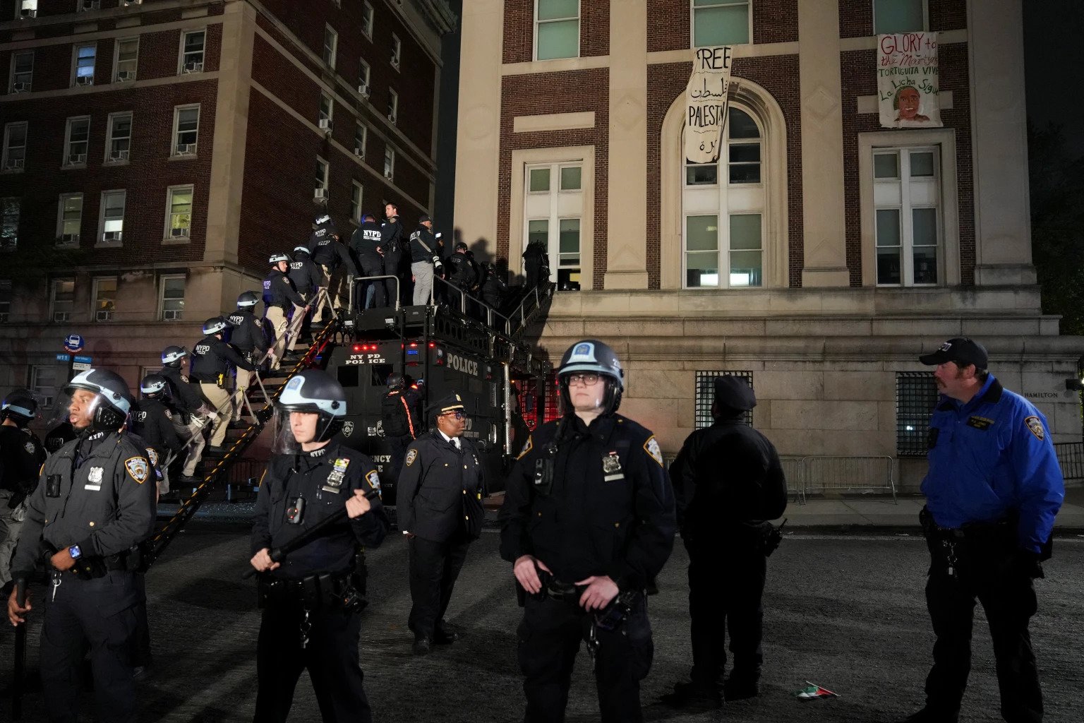 Docenas de manifestantes ocupan edificios de la Universidad de Columbia, más de 1.000 detenidos en campus de todo el país