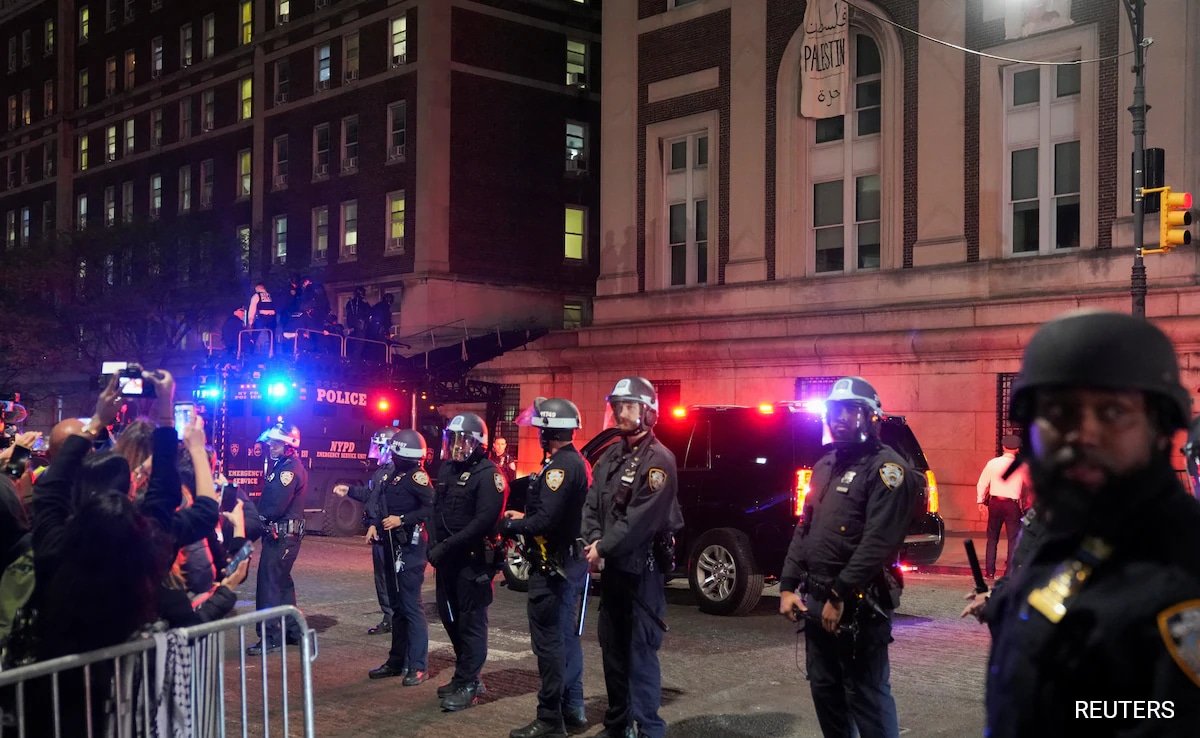 कोलंबिया विश्वविद्यालय: पुलिस ने प्रदर्शनकारियों को गिरफ्तार किया, कब्जे वाली इमारत को खाली किया; दर्जनों को हिरासत में लिया गया