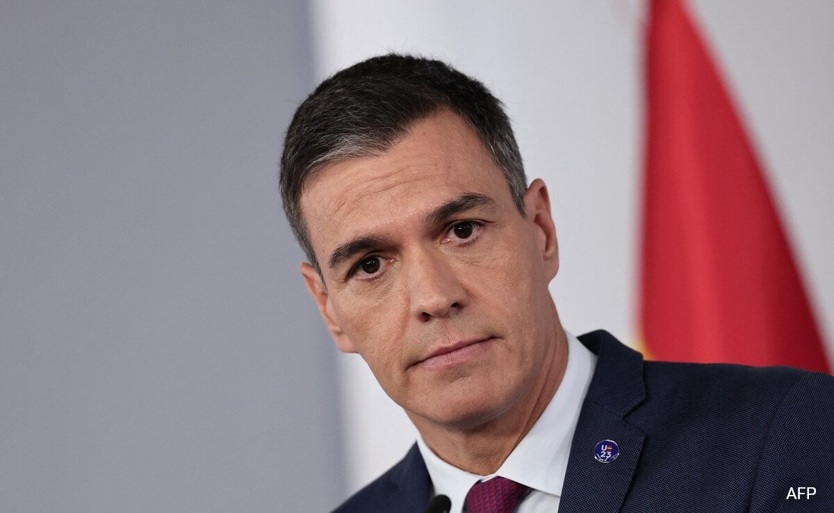 स्पेन के प्रधानमंत्री पेड्रो सांचेज ने उत्पीड़न के आरोपों और राजनीतिक ध्रुवीकरण के बीच रहने के फैसले की घोषणा की