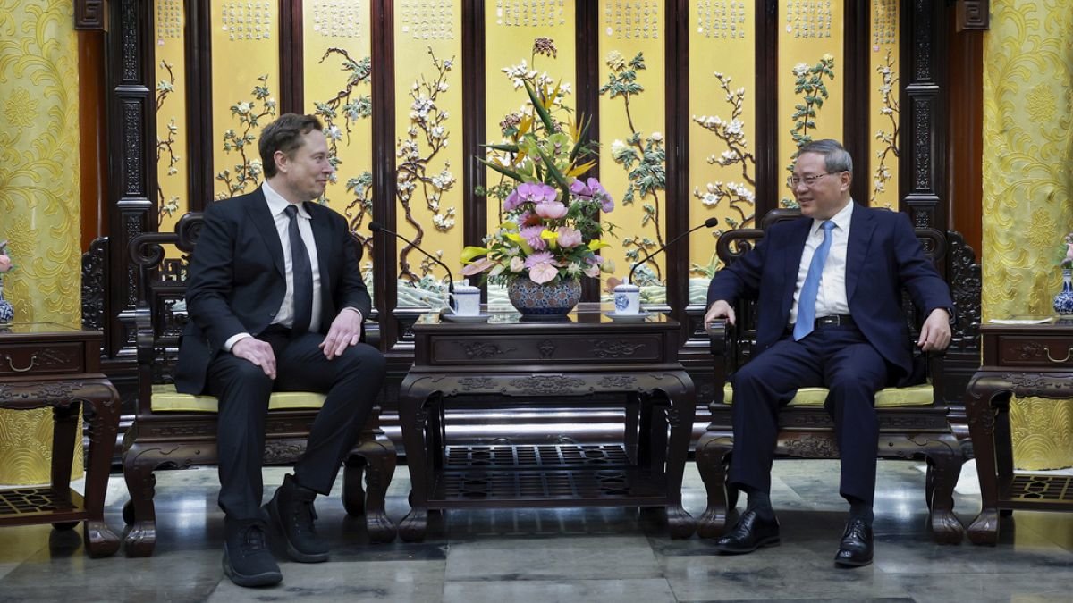 चीन के प्रधानमंत्री ली कियानग से एलन मस्क की मुलाकात: अमेरिका-चीन तनाव और चीन के इलेक्ट्रिक वाहन बूम के बीच टेस्ला का सहयोग